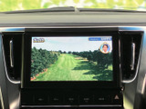 停車中にテレビや映像を楽しめます。休憩時間などにリラックスできる空間を提供します。エンターテインメント性も充実しています。