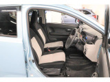 シートヒーターを装備。気温が低いときの車内はさらに冷え込みます、エアコンのヒーターで体を温めるより早くお尻が暖かくなります。シートヒーターはちょっと贅沢な装備ですが便利ですよ。
