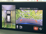 後方確認をサポートするモニター。駐車時や狭い道での運転に安心感をもたらします。安全な運転をアシストする頼もしい機能です。