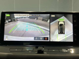 クルマを空から見たような映像が映る、アラウンドビューモニターで、車両周辺の安全確認も一目できます!小さなお子様や障害物も確認できるので、運転のしやすさだけでなく事故防止にも役立ち安心して駐車できます♪