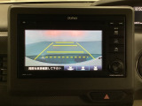 バックでの車庫入れも安心です! リアカメラが付いているバックモニター付のディスプレイオーディオを装備しております。操作線もついており距離感も画面から確認できます。