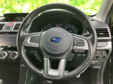 手に馴染むステアリングは、運転操作をスムーズに。オーディオやハンズフリー通話の操作も可能です。快適なドライビングをサポートします。