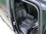 程よい硬さとホールド性が高いシートで長時間運転も快適です。