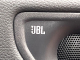 【JBLサウンドシステム】メーカーオプションの高品位サウンドシステムを搭載。専用のチューニングが施された大小様々なスピーカーから良質なサウンドが奏でられ、臨場感あふれる音響空間を演出します。