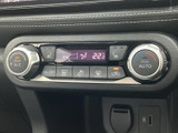 温度設定や各種情報を確認しやすい配置です。運転席からの視認性を考慮したデザインで、快適なドライブをサポートします。機能的な操作感も魅力です。