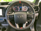 握り心地の良いステアリングは、運転操作をより快適にします。スポーティなデザインが、ドライビングへの情熱を掻き立てます。