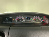 メーターの横に液晶カラーディスプレーを装備。航続可能距離等の情報やHonda SENSINGの注意・警告を表示します!