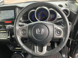 握りやすいステアリングで、快適な運転操作を実現。操作性にも優れており、スムーズなハンドリングをサポートします。運転の楽しさを向上させます。