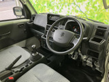 運転席からの視界は広く、運転操作もスムーズに行えます。シンプルな操作性で、すぐに慣れるでしょう。
