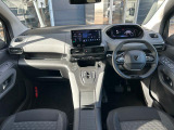 ドライビングスペース「i-Cocpit」 パネルやボタンの操作性が良く、運転に集中することができます