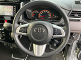 握りやすい形状のステアリングは、運転時の負担を軽減します。オーディオやハンズフリー通話の操作も可能で、安全運転をサポートします。