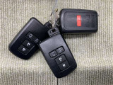 手荷物が多いときでも、スマートキーをバッグやポケットに携帯していれば、キーを取り出すことなくドアの解錠・施錠ができます。リモコンエンジンスターター付き!