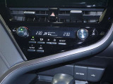【ナノイーX オートエアコン】設定した温度になるように車が自動で風量や吹き出し口、冷暖房の強さを調整してくれるエアコンです。一度設定すれば、自動で快適な室温を保ってくれるので運転に集中しやすいですよ♪