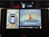 真上から見下ろしたような視点で車とその周囲を確認出来る画面と、車両後方を映し出すバックモニター画面の2つを表示してくれます。