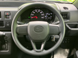 握りやすい形状で、運転中の腕への負担を軽減。操作性にも優れ、スムーズなドライビングをサポートします。落ち着いたデザインも魅力です。