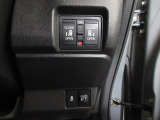 両側電動スライドドア。荷物で手が塞がる時など簡単にドアの開閉が出来ます。何より力いらずで開閉OK。女性やお年寄りにも優しい。電動機能はOFFにもできますから元気なお子様の駆け出しも安心。