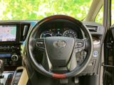 握りやすい形状で、操作性も抜群。運転中の腕の疲れを軽減し、快適な運転をサポートします。ステアリングホイールの質感も上質です。