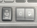 【両側スライドドア】駐車場で隣の車との間隔が狭く乗りにくい時、スライドドアなら安心!ドアオープン時も幅を取らず、開口部が広いので乗り降りがとっても簡単です。大きな荷物の出し入れも後席から可能♪