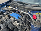 【STIタワーバー】お車の剛性を高めるタワーバーを装備。よりスムーズなコーナリング走行が可能となり、走りも楽しめます。