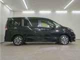 リアには左右スライドドアを採用。狭い駐車場でも開閉しやすく、強風の日でもドアが煽られにくくなっております。小さなお子さまやご年配の方も安心して乗り降りできます。