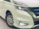【LEDヘッドライト】悪天候や夜間走行時も良好な視界を確保し安心して運転できる高輝度LEDヘッドライトを装備!点灯速度が早く、消費電力も抑えられています。