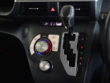 車内を快適に、オートエアコンを装備しています。