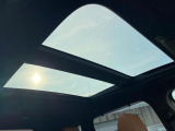 【パノラマルーフ】大型のガラスルーフ搭載で車内の解放感が一気にアップ!開放的なドライブをお楽しみいただけます。