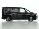 【電動スライドドアボタン】 車内からも開閉可能なスライドドアスイッチが付いています☆ (^_-)-☆ お荷物を抱えてドアが開けられないなんて事もありますよね!そんなお連れ様にも喜ばれる♪親切な機能です