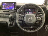 【ハンドル】運転にかかわる様々な操作を安全に行えるように視点移動が少なく操作性に配慮されたスイッチ類が凝縮されたコックピットです。