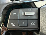 アダプティブクルーズコントロールは、フロントバンパーのレーダーセンサーを使用し、前方の車両の加減速に応じて自動的にスピードを調節、車間距離を維持します。(時速30km以上で使用可能)
