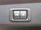 【パワーバックドア】スマートキーや運転席のボタンを押すだけでリアゲートが自動で開閉します!荷物を持っている時や、高い位置にあるバックドアを閉める際に便利な機能です♪