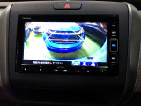 バックカメラの画像です。ガイドラインがスムースな車庫入れをサポートいたします。車庫入れの安心感がアップしますね。