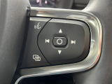 【ステアリングスイッチ】運転中、前方から目線をそらさずにオーディオ等の操作ができるよう、適切に配置されたスイッチ類。安心&快適なドライブを演出してくれる便利な機能です。