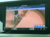 停車中にTVを楽しめる機能が搭載されています。長距離移動や待ち時間も快適に過ごせるので、ドライブがより楽しくなりますね。