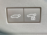 【パワーバックドア】スマートキーや運転席のボタンを押すだけでリアゲートが自動で開閉します!荷物を持っている時や、高い位置にあるバックドアを閉める際に便利な機能です♪