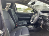 広々とした室内空間は、ドライバーも同乗者も快適に過ごせます。運転しやすいシートポジションで、長距離運転も安心です。
