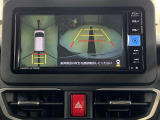 車庫入れの苦手な方にバック時のサポートバックモニター、パノラマモニター付き。※カメラが映し出す範囲は限られています。必ず車両周辺の安全を直接確認してください。