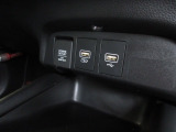 便利な充電用USBジャックも付いています。