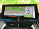 狭い場所での駐車も安心。後方の状況を画面で確認できるので、安全な運転をサポートします。ガイドラインも表示され便利です。