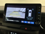 リバースギアに入れるだけで後方の表示へ切り替わります。夜間や雨の日の駐車も楽になりますよ。