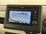 リバースギアに入れるだけで後方の表示へ切り替わります。夜間や雨の日の駐車も楽になりますよ。