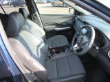 運転席には、シートリフターが付いております☆ 前後のスライドに加えシートの高さも変更出来ますので小柄な女性の方でも運転し易いポジションを取れます♪