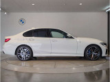 ☆BMWの前後重量配分50:50はエンジン自体をフロントタイヤよりも後ろにずらし、通常はエンジンルーム内に搭載される重量物であるバッテリーをトランクに移動させるなどして実現されています☆