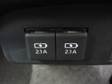 2.1AのUSB端子を2箇所装備。仲良く充電できちゃいますね。