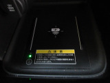 置くだけでワイヤレスで充電可能です。