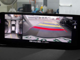 360度ビューカメラを搭載。4方の小型カメラの映像を処理し、車両真上からの映像に変換しています。