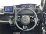 運転席まわりです。 各操作スイッチは使いやすい位置に配置されてます。