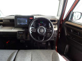 視界良好、操作しやすい運転席です。
