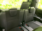 3列目シートも広々としており、快適な乗車空間を確保しています。大人数での移動も安心です。