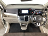 【前方視界】開放的な前方視界!運転がしやすく疲れにくいです♪窓が大きく、見通しがとっても良いおクルマですよ♪